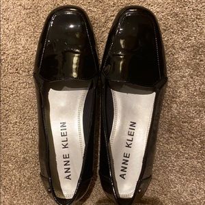 Anne Klein size 11 patent leather shoes